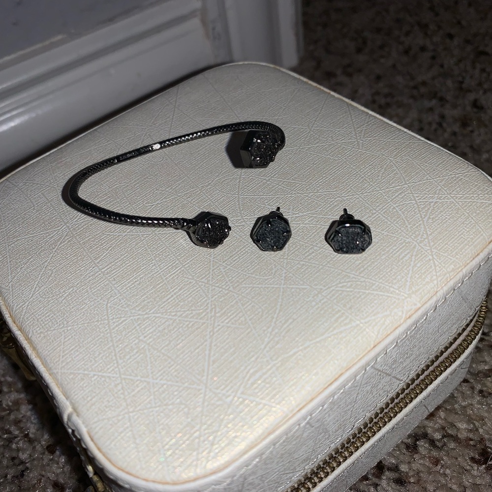PRE-LOVED KENDRA SCOTT SET